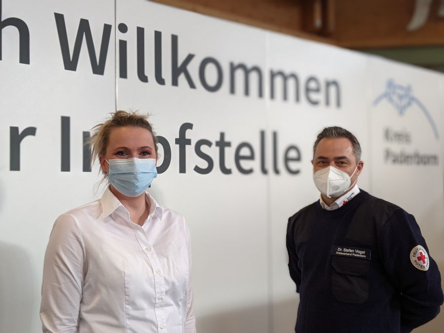 Die Impfstelle in Salzkotten ist ab dem heutigen Donnerstag, 25. November geöffnet: Mandy Bittner-Schweter und Dr. Stefan Vogel vom Deutschen Roten Kreuz freuen sich über jeden, der zur Impfung kommt Amt für Presse- und Öffentlichkeitsarbeit, Kreis Paderborn, Julian Sprenger